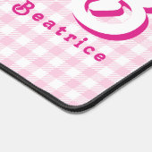 Retro Monogramm Elegant Minimal Kariert Rosa und W Schreibtischunterlage (Ecke)