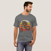 Retro Mountain Biking MTB Funny Bigfoot Riding T-Shirt (Vorne ganz)