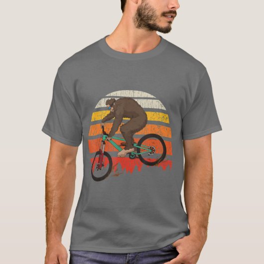 Retro Mountain Biking MTB Funny Bigfoot Riding T-Shirt (Vorderseite)