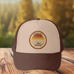 Retro-Mountain-Sunset Custom Family-Wiedersehen-Pa Truckerkappe<br><div class="desc">Dieser cool orangefarbene Retro-Sonnenuntergang über Felsgebirgen in der Natur auf niedlichen passenden Hüten für einen Familienausflug,  eine Straßenfahrt oder einen Sommerurlaub. Vervollständigen Sie Ihre Feier mit einem lustigen Accessoire mit Ihrem eigenen Nachnamen und dem Jahr in Retrobraun.</div>