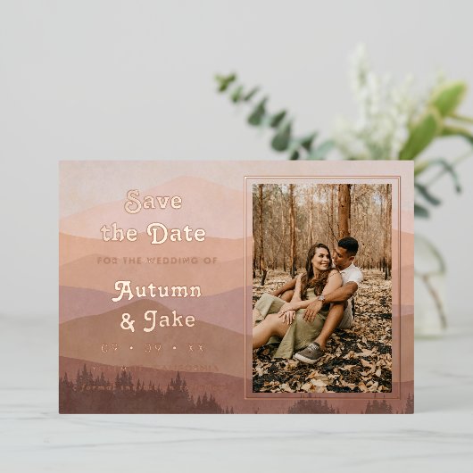 Retro Mountains Foto Hochzeit retten das Datum Folieneinladung (Stehend vorne)