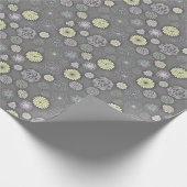 Retro Mums and Daisies on Gray Geschenkpapier (Ecke)