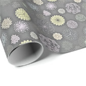 Retro Mums and Daisies on Gray Geschenkpapier (Rolleneckpunkt)