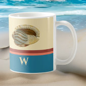 Retro-Muschel am Strand mit Monogramm-Initial Kaffeetasse