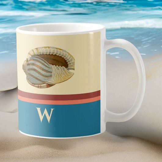 Retro-Muschel am Strand mit Monogramm-Initial Kaffeetasse
