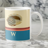 Retro-Muschel am Strand mit Monogramm-Initial Kaffeetasse