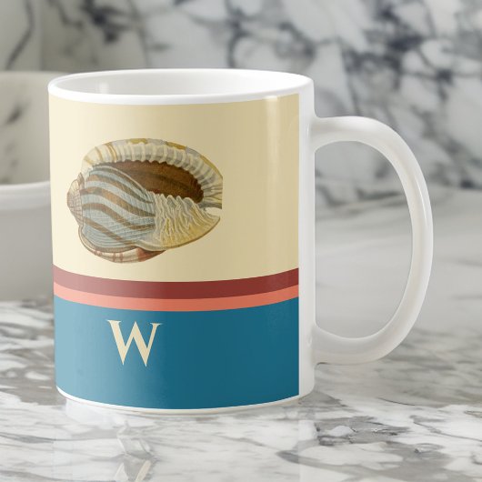Retro-Muschel am Strand mit Monogramm-Initial Kaffeetasse