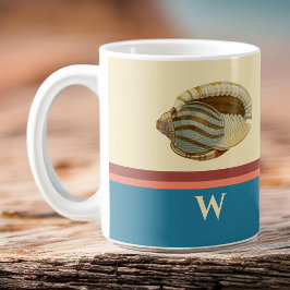 Retro-Muschel am Strand mit Monogramm-Initial Kaffeetasse