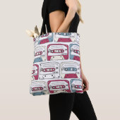 Retro Music Cassettes: Rock Background Pattern Tasche (Von Nahem)