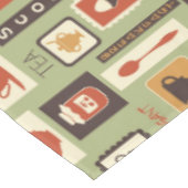 Retro Muster mit Küchen-Geschirr zum Frühstück Tischdecke (Schrägansicht)