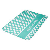 Retro Name Turquoise & White Polka Dot Muster Badematte (Schrägansicht)