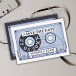 Retro Navy Blue Cassette Tape Hochzeit Save The Date<br><div class="desc">Retro Navy Blue Cassette Band Hochzeit speichern Sie die Datumskarten - Groovy Vintage Bilder für Ihren besonderen Tag. Transport Ihre Gäste zurück in die Zeit mit unserer einzigartigen Hochzeit speichern Sie die Dattelkarten mit einer kühnen marineblau blaue Kassettendesign. Genießen Sie das zauberhafte Wesen der 70er, 90er und 60er Jahre, da...</div>