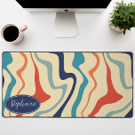 Retro Navy Coral Cream Personalisiert Marmorwirbel Schreibtischunterlage<br><div class="desc">Tauchen Sie ein in einen farbenfrohen Tanz mit unserem Abstrakten Retro Modern Liquid Marble Wave Muster. Dieses Muster, das die dynamische Fluidität marmorierter Oberflächen und die charmante Ästhetik des Retro-modernen Designs hervorruft, ist ein Fest für die Augen. Eine Sinfonie lebendiger Farben, Wirbel und Strömungen in wellenartigen Bewegungen, die ein faszinierendes...</div>
