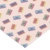 Retro Neon Audio-Kassettenbandmuster Tischdecke (Schrägansicht)