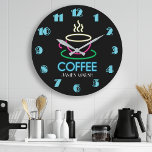 Retro Neon Sign Coffee Café Große Wanduhr<br><div class="desc">Personalisierter Name Eigener Retro schwarz glänzende Neon-Zeichen Kaffeemauer Uhr durch druckbare Hübsch. Perfekte Uhr für die Küche,  oder Menschenhöhle und macht ein tolles Geschenk für Kaffeeliebhaber!</div>