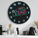 Retro Neon Sign Coffee Café Große Wanduhr<br><div class="desc">Personalisierter Name Eigener Retro schwarz leuchtende Neon signieren Cocktail Bar Wall Uhr durch druckbare Hübsch. Perfekte Uhr für die Zuhause Mini Bar,  oder Man Höhle und macht ein tolles Geschenk!</div>