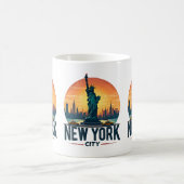 Retro New York City Skyline mit Freiheitsstatue Kaffeetasse (Mittel)