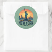 Retro New York City Skyline mit Freiheitsstatue Runder Aufkleber (Tasche)