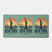 Retro New York City Skyline mit Freiheitsstatue Schreibtischunterlage (Vorderseite)