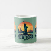 Retro New Yorker Skyline mit Freiheitsstatue Kaffeetasse (Mittel)