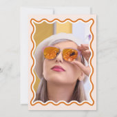 Retro Niedlich Wavy Terracotta Foto Abschluss Einladung (Rückseite)