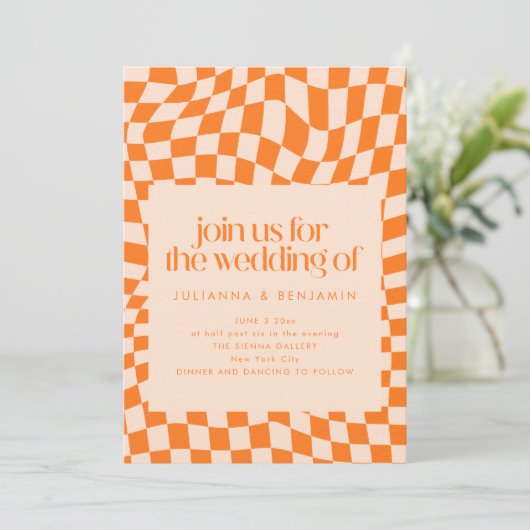 Retro Orange Abstract Check Wedding QR Code RSVP Einladung (Stehend Vorderseite)