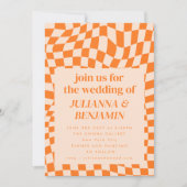 Retro Orange Checkerboard Hochzeit in einem Einladung (Vorderseite)