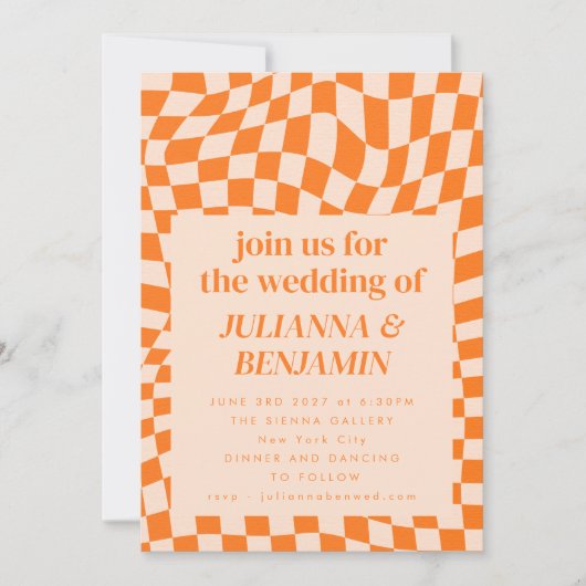 Retro Orange Checkerboard Hochzeit in einem Einladung (Vorderseite)