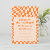 Retro Orange Checkerboard Hochzeit in einem Einladung (Stehend Vorderseite)