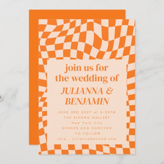 Retro Orange Checkerboard Hochzeit in einem Einladung (Vorne/Hinten)