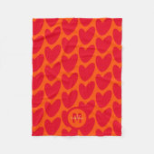 Retro Orange Groovy Red Hearts Name über Monogramm Fleecedecke (Vorderseite)