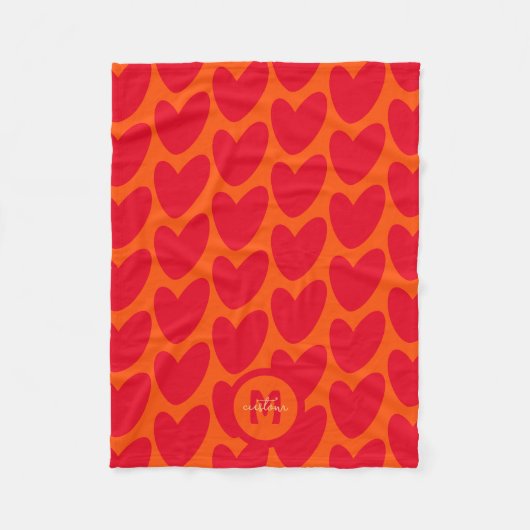 Retro Orange Groovy Red Hearts Name über Monogramm Fleecedecke (Vorderseite)