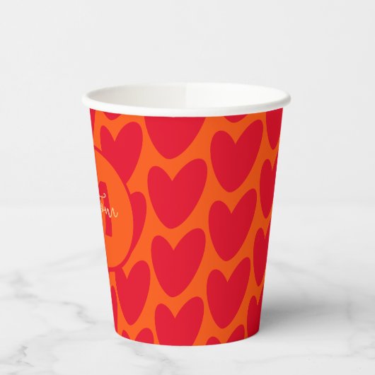 Retro Orange Groovy Red Hearts Name über Monogramm Pappbecher (Links)