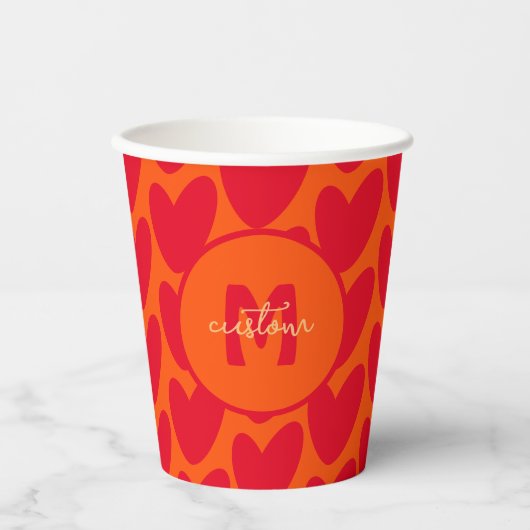 Retro Orange Groovy Red Hearts Name über Monogramm Pappbecher (Vorderseite)