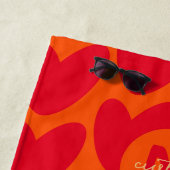 Retro Orange Groovy Red Hearts Name über Monogramm Strandtuch (Beispiel)