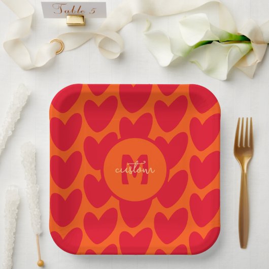 Retro Orange Groovy Rote Herzen Name Über Monogram Pappteller (Hochzeit)