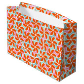 Retro orange Keil-Muster Große Geschenktüte (Rückseite Schrägansicht)