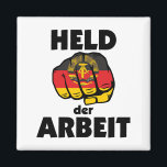 Retro Ostalgie DDR Held der Arbeit Magnet<br><div class="desc">Unser Küchenmagnet 'Held der Arbeit' ist eine Reminiszenz an die Ostalgie. In den Farben Schwarz, Rot und Gold der deutschen Flagge mit dem DDR-Wappen verkörpert er den Stolz auf harte Arbeit und handwerkliche Fähigkeiten vergangener Tage. Ein magnetisches Stück Geschichte für deine Küche, das nicht nur deine Notizen hält, sondern auch...</div>