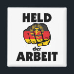 Retro Ostalgie DDR Held der Arbeit Magnet<br><div class="desc">Unser Küchenmagnet 'Held der Arbeit' ist eine Reminiszenz an die Ostalgie. In den Farben Schwarz, Rot und Gold der deutschen Flagge mit dem DDR-Wappen verkörpert er den Stolz auf harte Arbeit und handwerkliche Fähigkeiten vergangener Tage. Ein magnetisches Stück Geschichte für deine Küche, das nicht nur deine Notizen hält, sondern auch...</div>