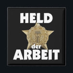 Retro Ostalgie DDR Held der Arbeit Stern Wappen Magnet<br><div class="desc">Unser quadratischer Küchenmagnet 'Held der Arbeit' mit goldenem Stern und dem DDR-Wappen in Gold und Weiß ist mehr als nur ein Magnet für die Küche - er ist ein Symbol der Ostalgie. Mit diesem Design zelebrieren Sie die Werte vergangener Arbeitsethik und den Stolz auf handwerkliche Fähigkeiten. Verleihen Sie Ihrem Kühlschrank...</div>