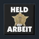 Retro Ostalgie DDR Held der Arbeit Stern Wappen Magnet<br><div class="desc">Unser quadratischer Küchenmagnet 'Held der Arbeit' mit goldenem Stern und dem DDR-Wappen in Gold und Weiß ist mehr als nur ein Magnet für die Küche - er ist ein Symbol der Ostalgie. Mit diesem Design zelebrieren Sie die Werte vergangener Arbeitsethik und den Stolz auf handwerkliche Fähigkeiten. Verleihen Sie Ihrem Kühlschrank...</div>