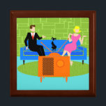 Retro-Paar mit Katzenholzschmuck-Kellerfach Schmuckschachtel<br><div class="desc">Dieses Retro-Paar mit Cat Wooden Schmuck Keepake Box verfügt über ein Cartoon Paar, das sich gemütlich beim Fernsehen auf einem modernen, blauen Sofa aus der Mitte des Jahrhunderts. Die Katze hat jedoch andere Ideen. Auf der einen Seite des Sofas steht ein gut aussehender Mann in einem schwarzen Anzug mit roter...</div>