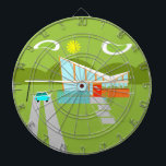 Retro Palm Springs House Dart Board Dartscheibe<br><div class="desc">Dieses Retro Palm Springs House mit Car Dart Board ist ein moderner Liebhaber aus der Mitte des Jahrhunderts. Das minimalistische Kunstdesign besticht durch ein elegantes Orange- und Glashaus mit einem stark abfallenden Dach aus Markierungsform. Die rote Tür hebt den orangefarbenen Steinplaner, der mit Grünpflanzen gefüllt ist, und den dekorativen, türkisfarbenen...</div>
