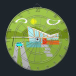 Retro Palm Springs House Dart Board Dartscheibe<br><div class="desc">Dieses Retro Palm Springs House mit Car Dart Board ist ein moderner Liebhaber aus der Mitte des Jahrhunderts. Das minimalistische Kunstdesign besticht durch ein elegantes Orange- und Glashaus mit einem stark abfallenden Dach aus Markierungsform. Die rote Tür hebt den orangefarbenen Steinplaner, der mit Grünpflanzen gefüllt ist, und den dekorativen, türkisfarbenen...</div>