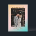 Retro Pastel Gradient Merry Verheiratet Wedding Fo Feiertagskarte<br><div class="desc">Retro Summer Beach Vibes Pastels Gradient Einzigartige Hochzeitkarte mit Verheiratetem Foto</div>