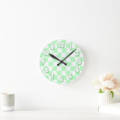 Retro Pastel Green Wavy Schachbrett Muster Runde Wanduhr (Zuhause)