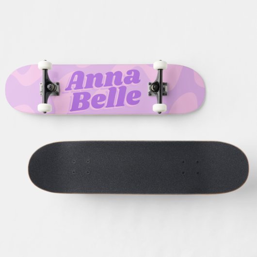 Retro Pastel Lila Groovy Moderne Typografie Skateboard (Horizontal)