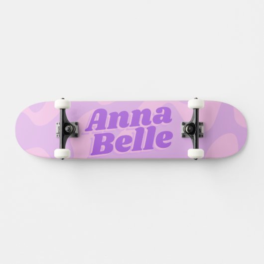Retro Pastel Lila Groovy Moderne Typografie Skateboard (Horizontal)