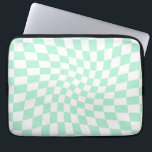 Retro Pastel Minze Grüne Karos verschraubte Karton Laptopschutzhülle<br><div class="desc">Perfektes verschleiertes Design mit Schachbrettmuster. Moderne zerklüftete Schachbretter. Dieses schöne Retro psychedelische Design bringt Sie ins Wunderland. Verwarfte Karos in Pastellfarben. wirbelnd und wirbelnd,  Drehung-Karo,  karierte Muster</div>