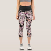 Retro Pastel Rosa Schwarzes Mosaikmuster Capri Leggings (Vorderseite)